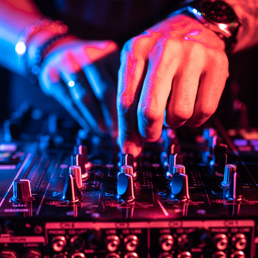 dj set per feste private a firenze, Arezzo, Siena in Toscana e Rimini e Riccione in Emilia Romagna